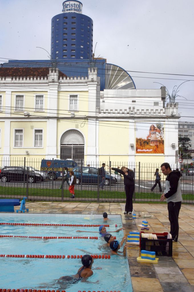 Aula de natação na piscina aquecida da Oswaldo Cruz; aos fundos, o agito da Brigadeiro Franco | Fotos: Priscila Forone/ Gazeta do Povo