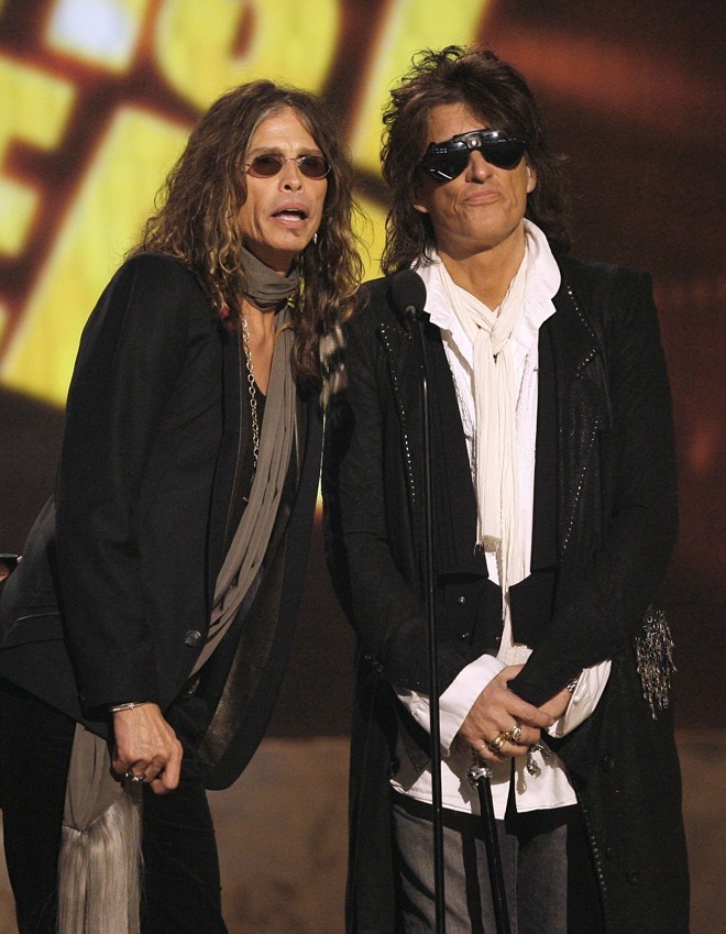 Steven Tyler e Joe Perry do Aerosmith apresentaram o prêmio Melhor Artista do Ano |