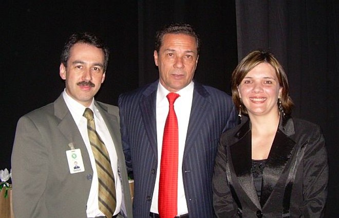 O técnico do Palmeiras, Wanderley Luxemburgo (ao centro), com os professores Sergio Rocha Pombo, diretor do Instituto de Ciências Jurídicas da UniFae, e a coordenadora do curso de Direito, Aline Dias da Silva. Luxemburgo deu a palestra de abertura do I Congresso Internacional de Empreendedorismo e Empregabilidade no Esporte, dia 6, no teatro da instituição. | 