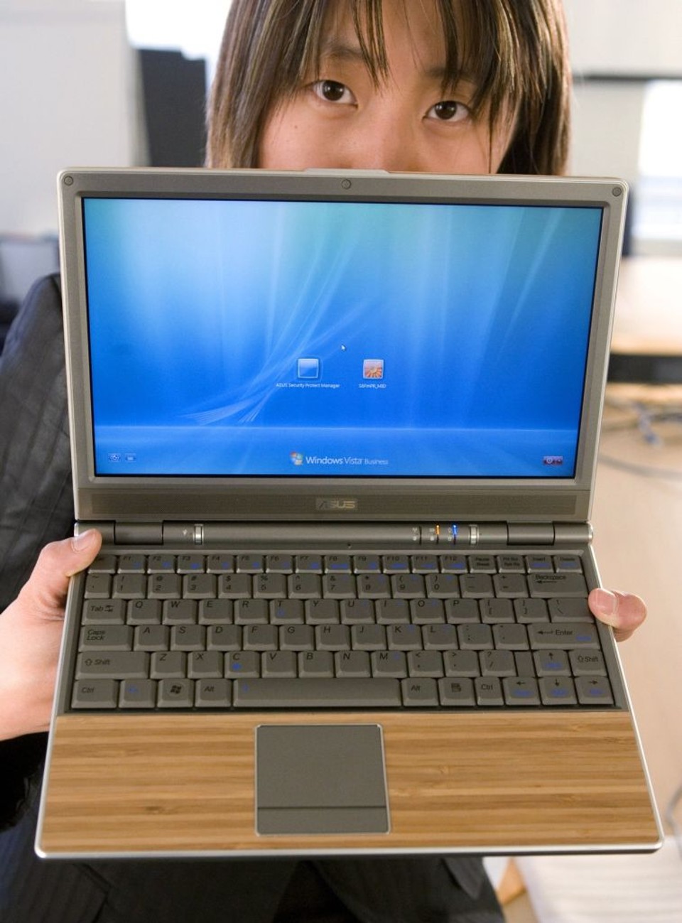 Funcionária da Asus mostra um notebook feito de bambu, em feira nos Estados Unidos: inovação | Kimberly White/Reuters