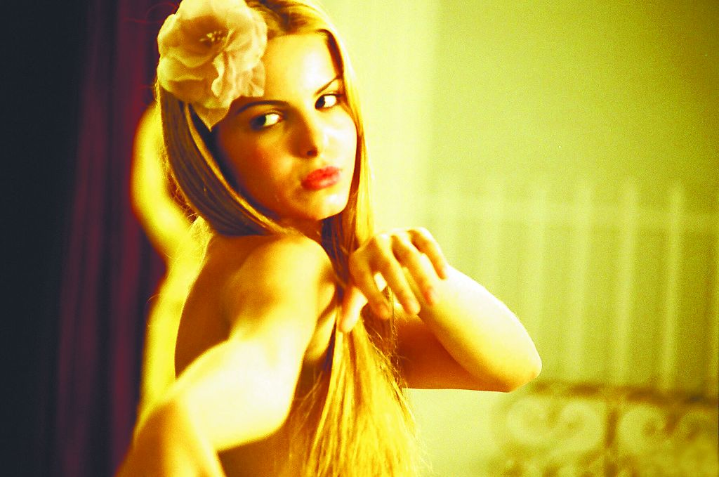 Stephany Britto em cena de Mistéryos, filme dos paranaenses Pedro Merege e Beto Carminatti | Divulgação