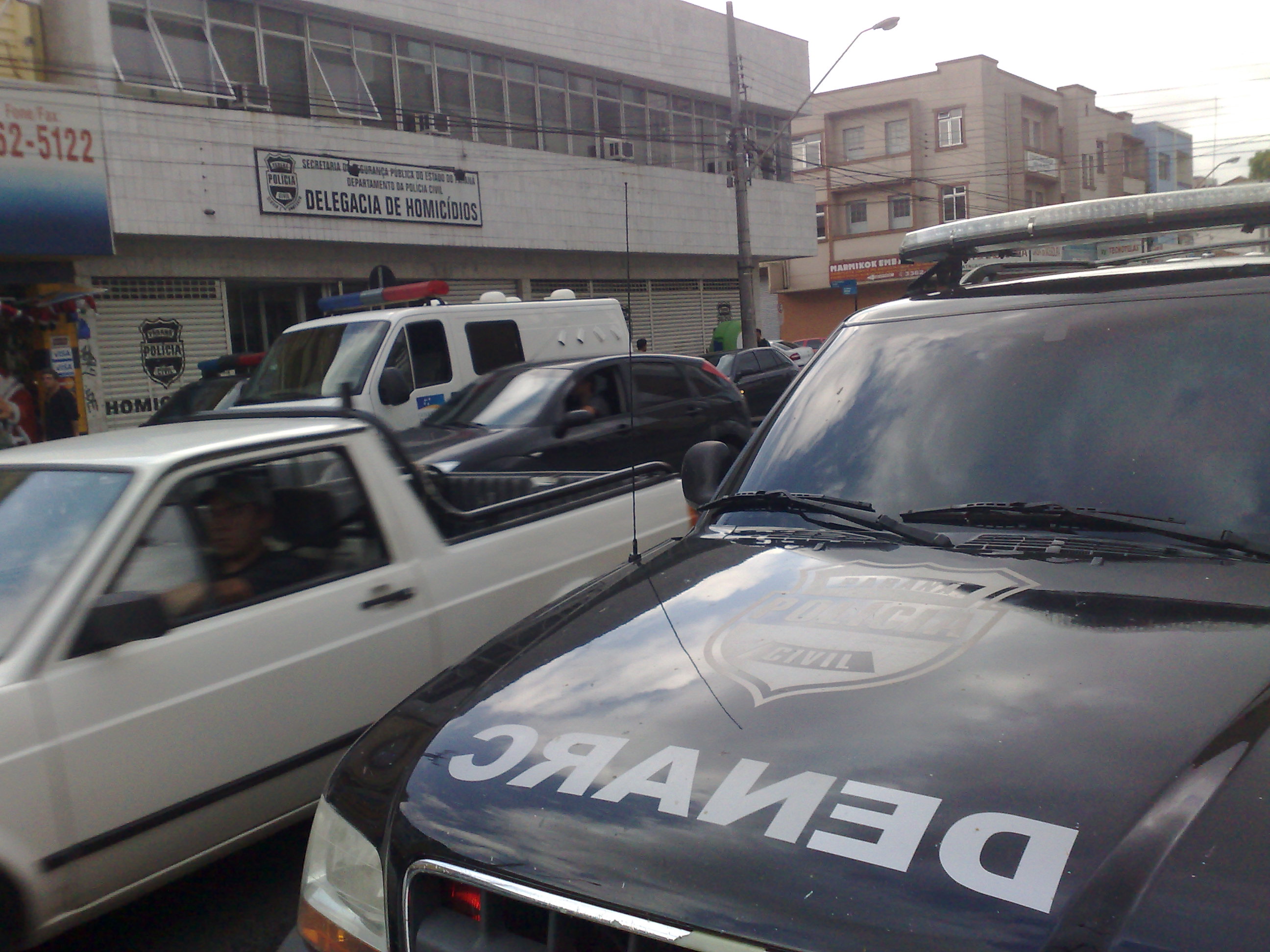 Carro do Denarc diante da Delegacia de Homicídios; divisão especializada em narcotráfico participa da força-tarefa do caso Rachel | João Varella/Gazeta do Povo