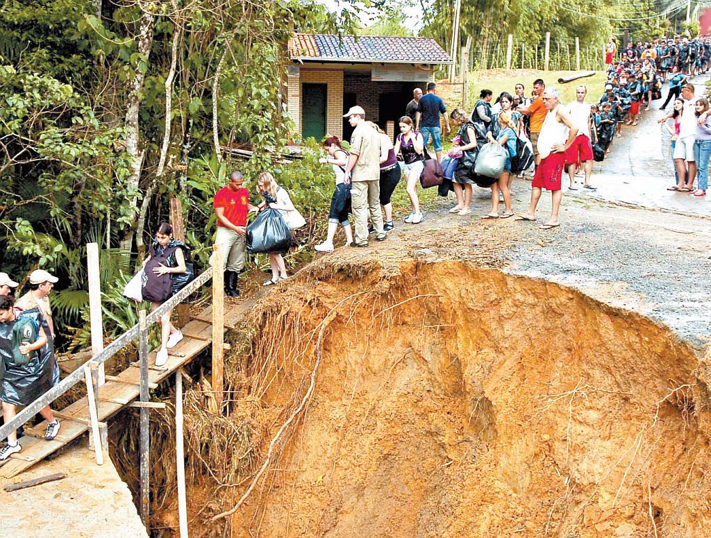 Grupo de estudantes anda por trilha para deixar parque: todos chegaram bem a Curitiba | Adriana Franciosi/RBS