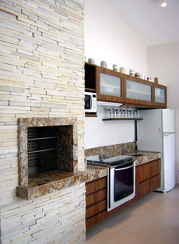 A casa no litoral ganha sofisticação e praticidade com a churrasqueira integrada à cozinha. Projeto de Ana Terra Graf | Ana Terra Graf