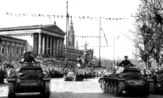 Tanques alemães defilam em Viena, em 1938, depois da anexação da Áustria pela Alemanha |