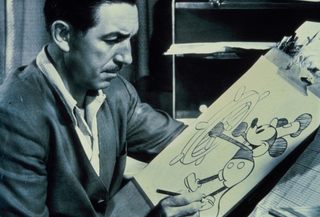 Walt Disney desenha o personagem Mickey. O animador, criador do parque temático e do estúdio Disney, morreu em Burbank, na Califórnia, em 1966 | 