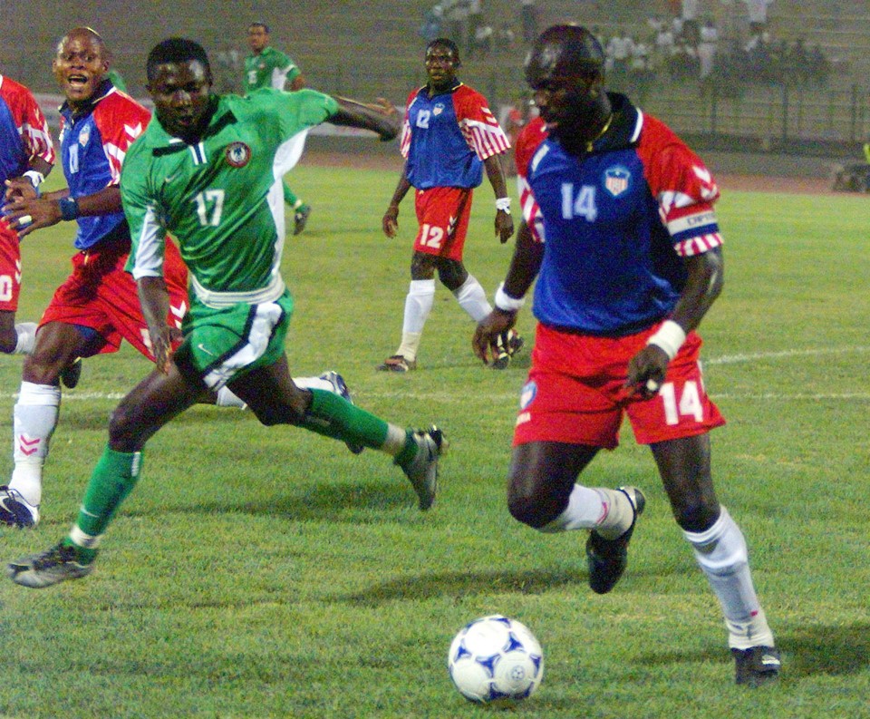 Jogando pela Libéria, com a camisa 14, George Weah espera que muitas portas de abram com a Copa de 2010 | Seyllou / AFP