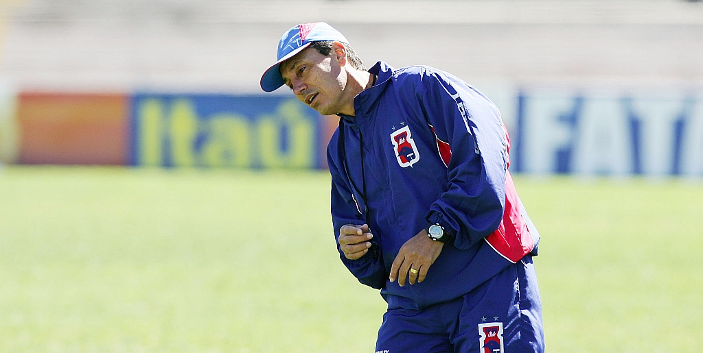 Hora de pensar no futuro: o técnico Paulo Comelli, com fama de bom olheiro, está nos planos da diretoria do Paraná para 2009. | Daniel Castellano/Gazeta do Povo