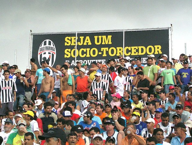 Torcida do Adap Galo, no Estádio Willie Davis, em Maringá |