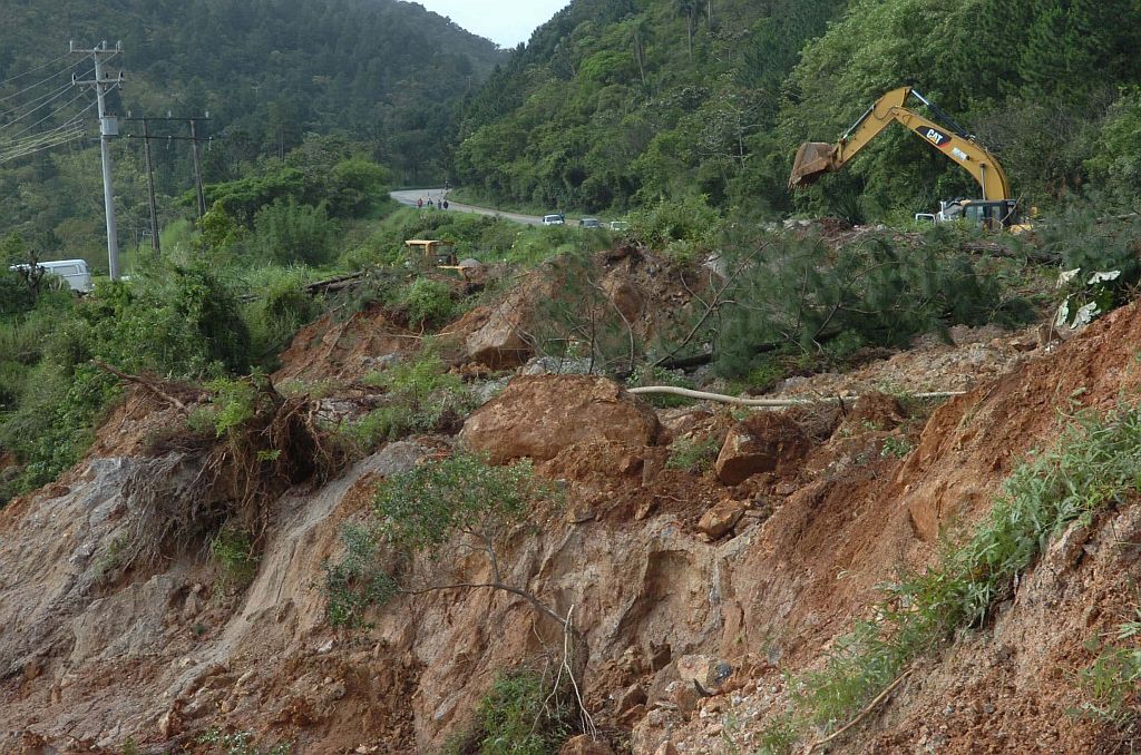 Desmoronamentos são o pior problema em Santa Catarina no momento: boa parte das vítimas morreu soterrada após deslizamentos de terras | Hermínio Nunes/Diário Catarinense