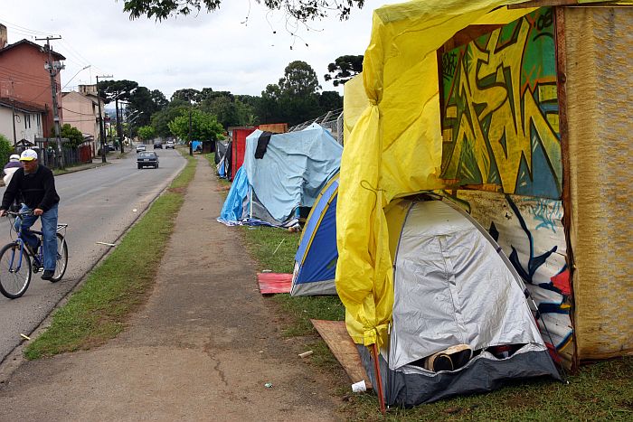 Depois da desocupação do terreno, algumas famílias montaram as barracas em cima da calçada, em frente ao antigo local invadido | Priscila Forone/Gazeta do Povo