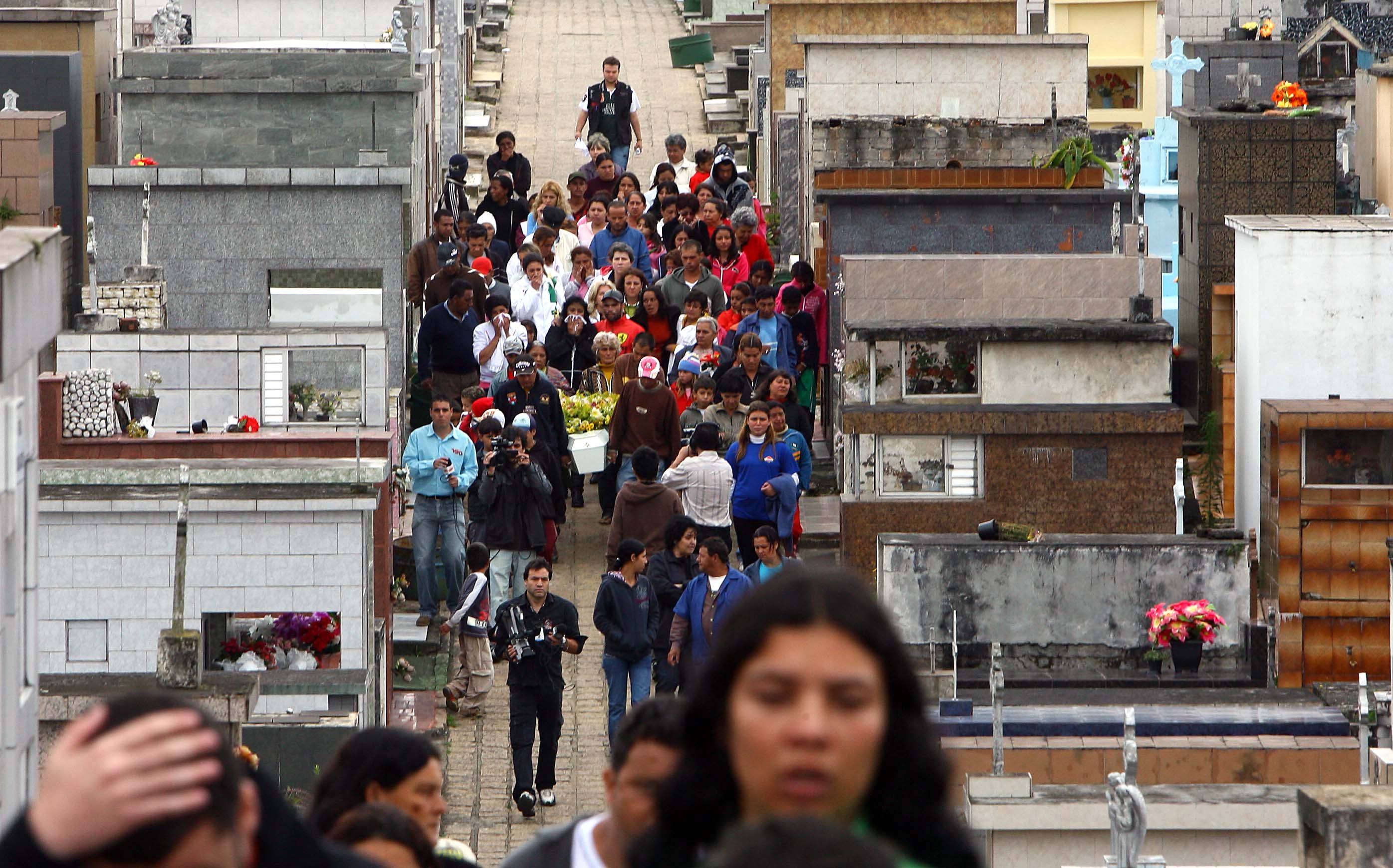 Cerca de 100 pessoas, entre familiares, amigos e vizinhos, acompanharam o enterro do corpo de Lavínia | HEDESON ALVES - GAZETA DO POVO