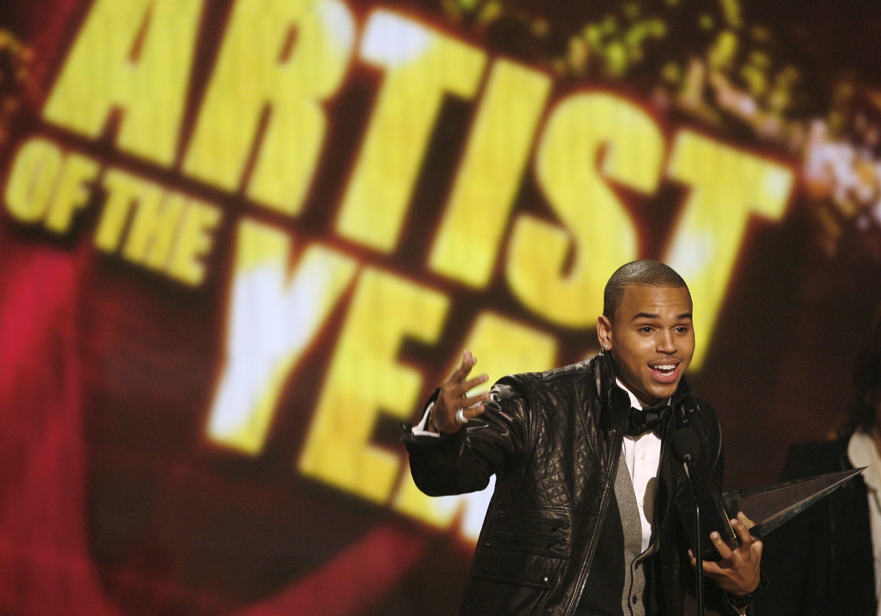 Chris Brown recebe prêmio de Artista do Ano no American Music Awards 2008 | Reuters/Mario Anzuoni