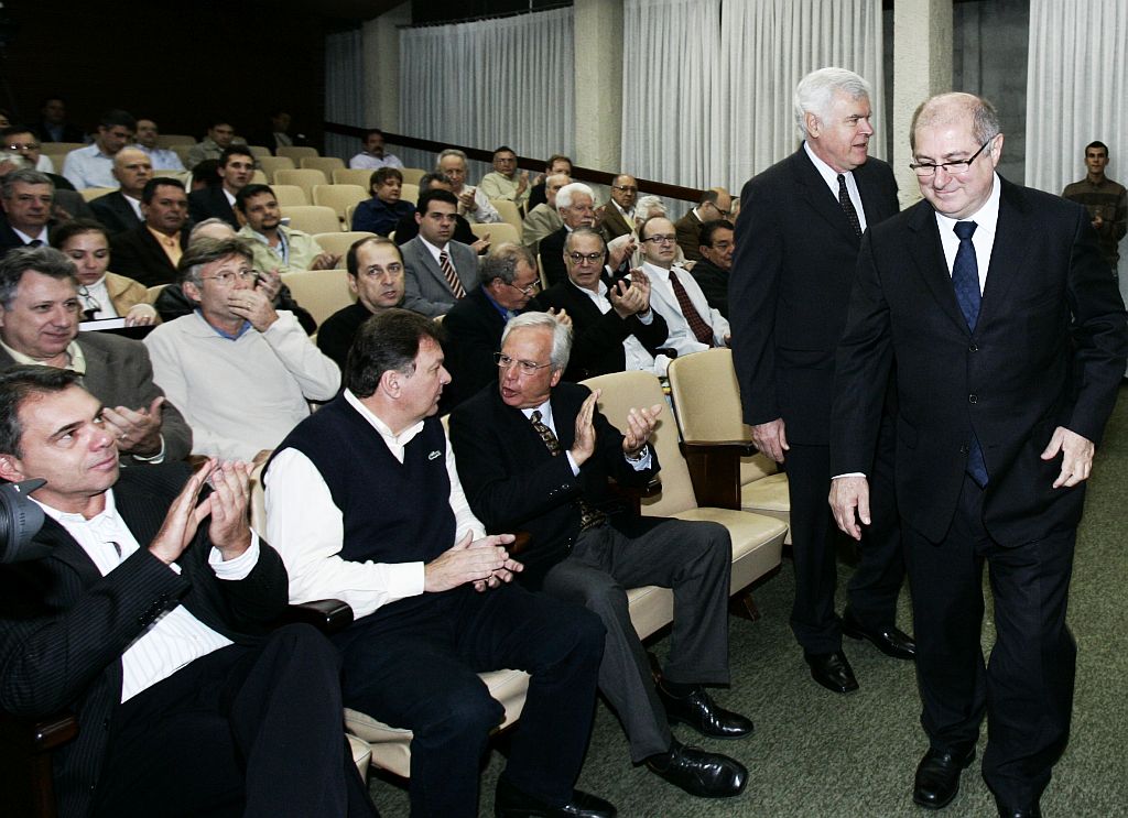 Paulo Bernardo (à direita), durante encontro no Instituto de Engenharia: discussão sobre projetos na área de transportes | Marcelo Elias/ Gazeta do Povo
