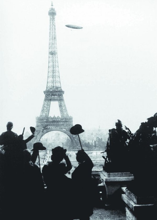 O aviador contornando a Torre Eiffel a bordo do dirigível que construiu | 