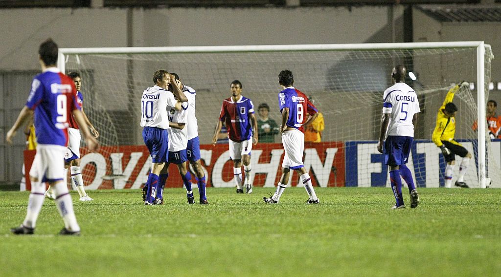 Luan (11) marcou o gol da vitória do São Caetano aos 24 minutos do 2º tempo. Goleiro Gabriel (ao fundo) foi responsabilizado pela torcida tricolor na Vila. | Antonio Costa/Gazeta do Povo