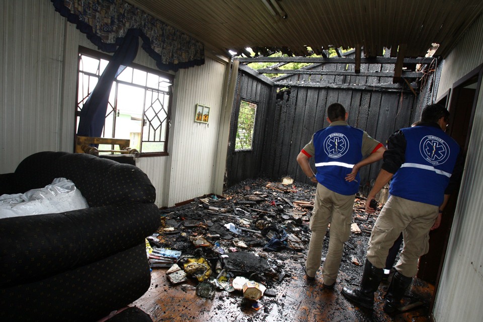 Incêndio destruiu parcialmente a residência de 100 metros quadrados | Priscila Forone/Gazeta do Povo