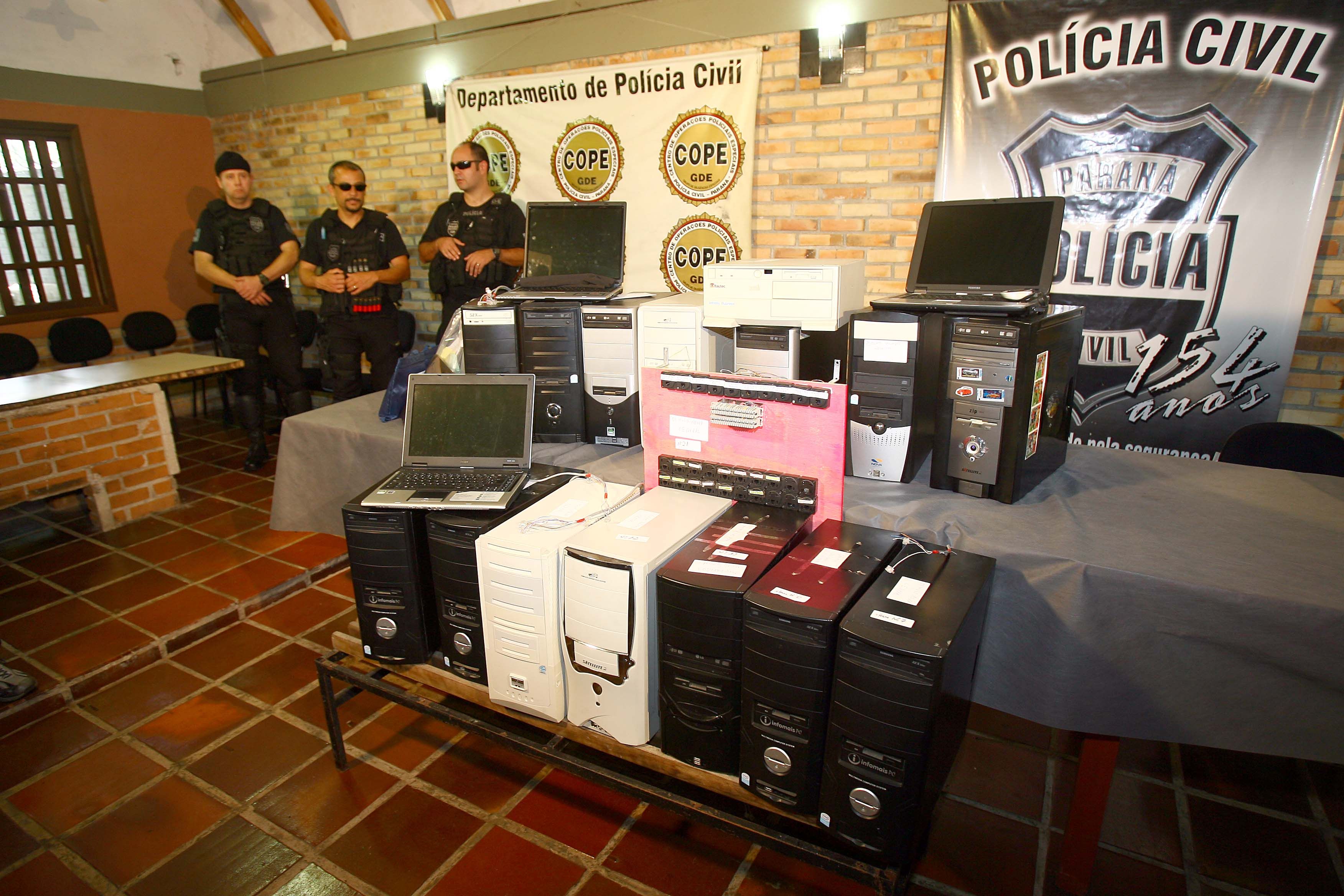 Polícia apreendeu computadores e notebooks usados para fraudar as contas da Brasil Telecom | Hedeson Alves - Gazeta do Povo