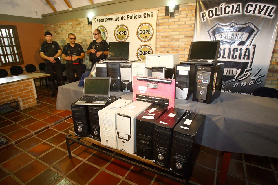 Polícia apreendeu computadores e notebooks usados para fraudar as contas da Brasil Telecom | Hedeson Alves - Gazeta do Povo