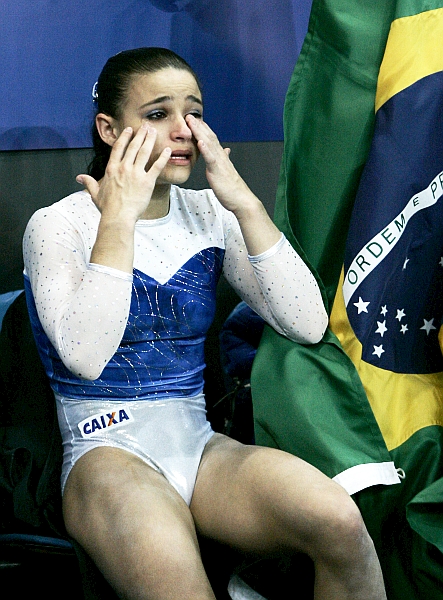A lesão de Jade Barbosa chamou a atenção para os riscos de muitos atletas correm ao ignorar as dores para seguir competindo. | Luis Gene/AFP