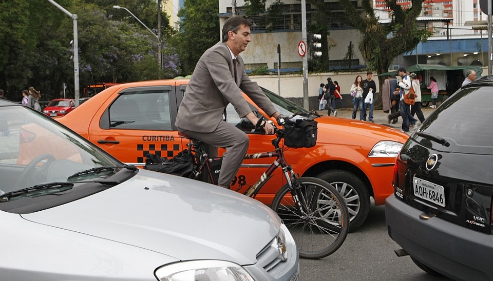 Todo dia, chova ou faça sol, o funcionário público Luís Peters vai ao trabalho de bicicleta. | Antonio Costa/Gazeta do Povo