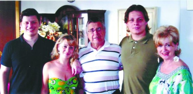 Comemoração em família- Maria Ângela Tassi Teixeira, comemorou seu aniversário em almoço íntimo, ao lado de seu marido, o des. José Simões Teixeira e os filhos Luiz Afonso, Maria Ignez e José Filho | 