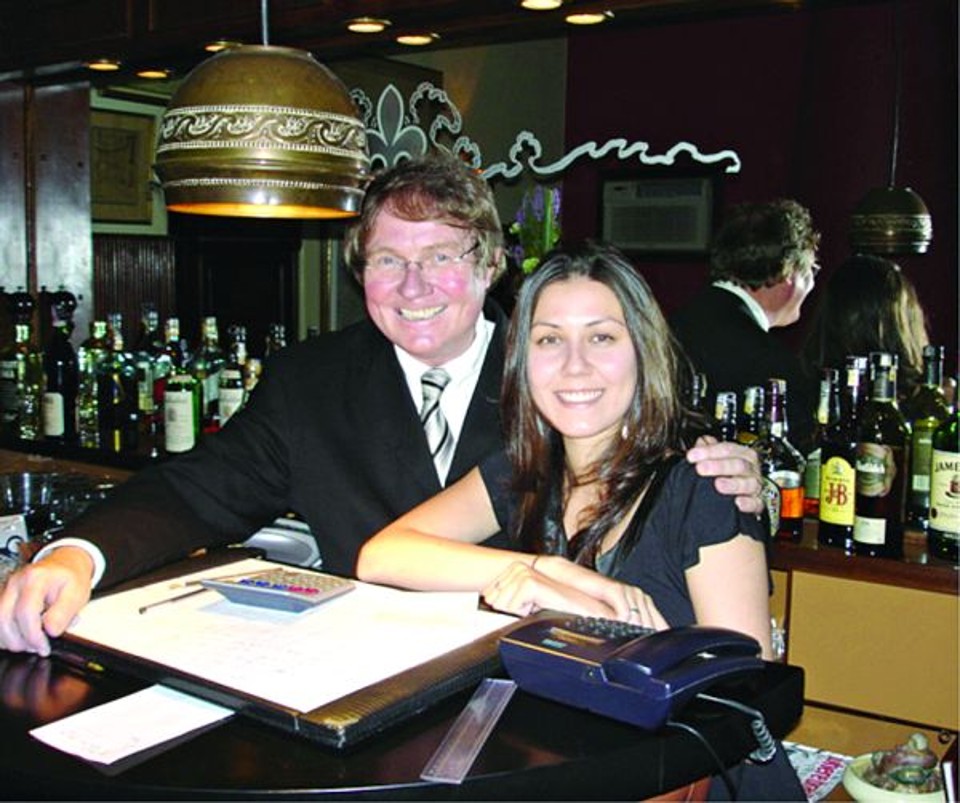 Champagne no Ile- Jean Paul Decock brinda hoje aniversário. Aqui, feliz da vida, ao lado da bela filha Diana, terceira geração de restauranteurs na sucessão de Madame e Monsieur Decock, sucesso em Curitiba, desde 1953. A outra filha, Débora, voa, desde Paris, nas asas da Air France, para abraçá-lo, ao lado de sua Clara. Zoom fotografou |
