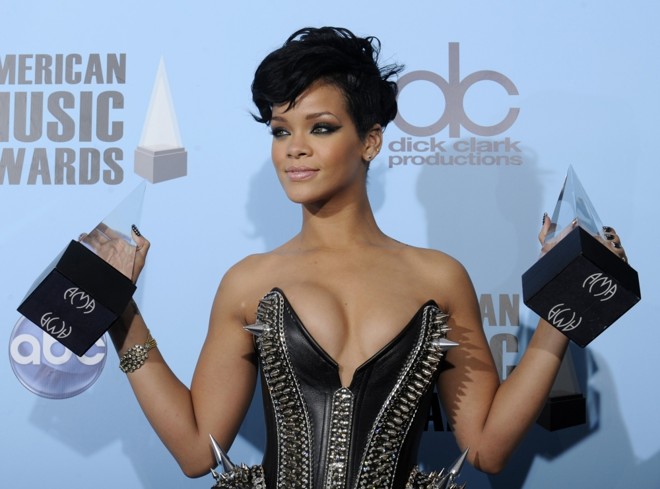 Rihanna recebeu dois prêmios, o de melhor artista feminina de pop/rock e soul/r&b |