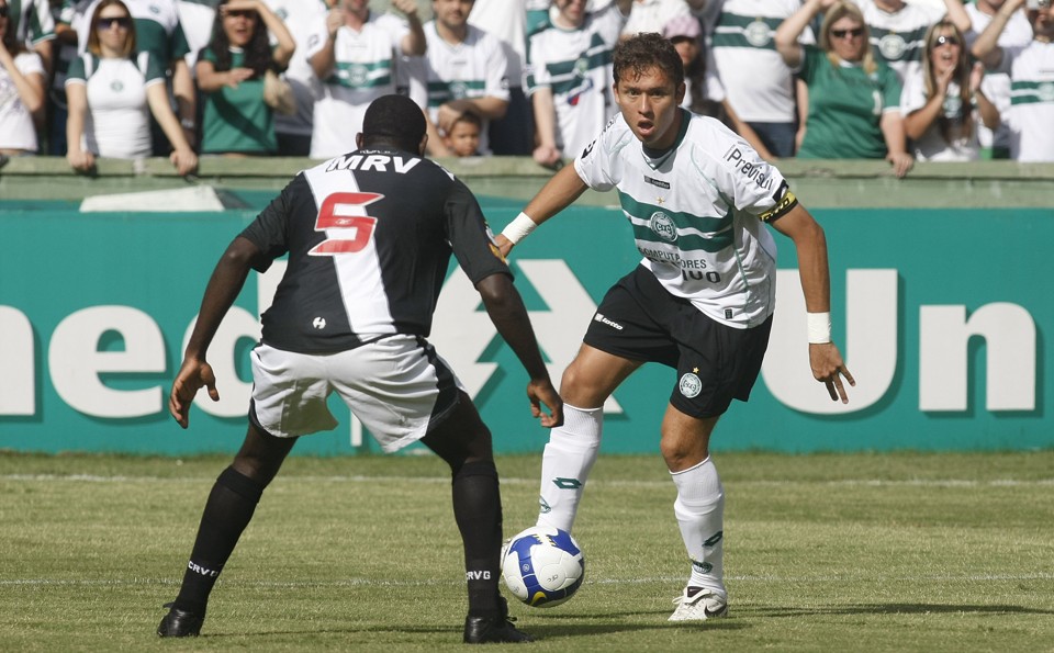 Keirrison não conseguiu balançar a rede para superar Kléber Pereira na artilharia do Brasileirão. O zagueiro Odvan foi umas das sombras do K-9 no jogo | Valterci Santos / Gazeta do Povo