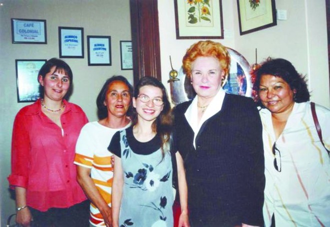 Louvável iniciativa- Tendo como uma de suas principais plataformas a defesa dos idosos carentes, a vereadora Nely Almeida vem, há muito tempo, buscando apoio para o aumento de vagas nas instituições que os atendem, que hoje são insuficientes para o atendimento total na cidade, estando uma das casas com fila de espera de mais de 200 pessoas. Após muita luta, Nely acaba de receber a notícia de que duas entidades assistenciais de Curitiba estão finalizando os entendimentos para a instalação de um Lar para Idosos Carentes, que finalmente poderá atender a população curitibana. No registro, a vereadora com amigas do Capão da Imbuia | 