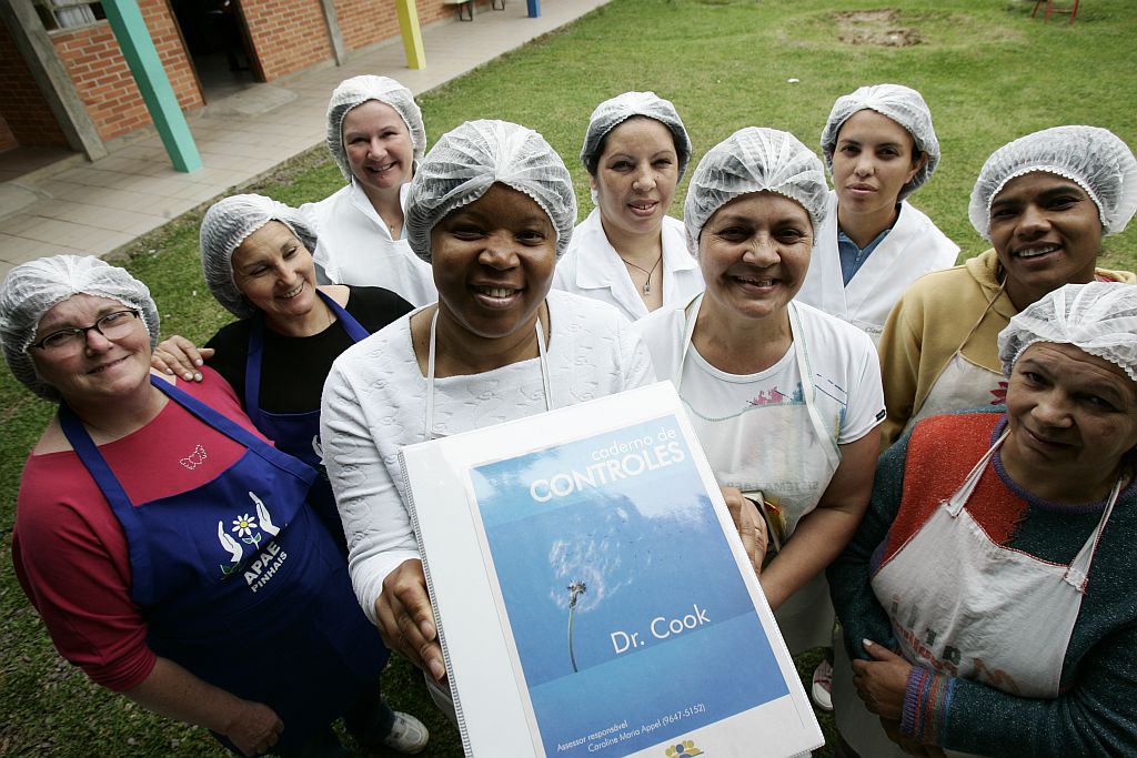 Mulheres da Dr. Cook, de Pinhais, vendem pães de mel, complementam a renda e se motivam. | Marcelo Elias/Gazeta do Povo