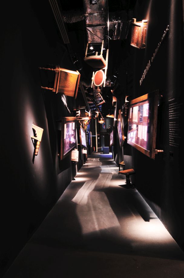 A exposição termina com O Delyrio, um ambiente surreal, com mesas e cadeiras que brotam do teto e das paredes | Fotos: Divulgação/Museu da Língua Portuguesa