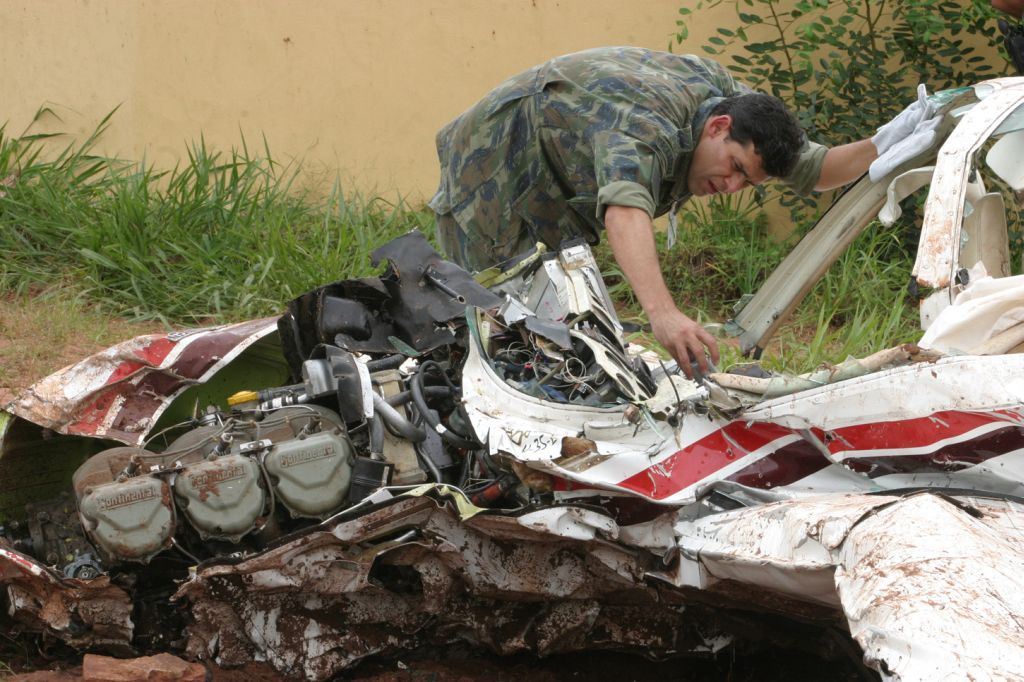 Destroços do monomotor Beechcraft P35 Bonanza que caiu no pátio de uma escola em Paranavaí: peças são recolhidas e encaminhadas para análise | Dirceu Portugal/Gazeta do Povo