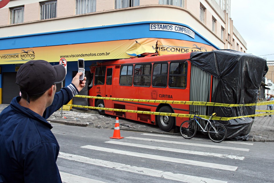Ônibus acabou entrando em uma loja de motos na esquina da Av. Visconde de Guarapuava com Travessa da Lapa | Albari Rosa