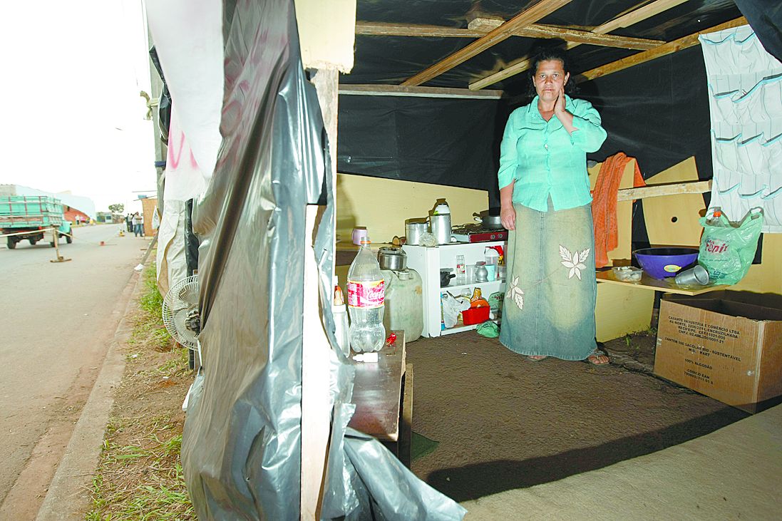 Beatriz mandou a filha para a casa de amiga e aguarda na sarjeta até novo despejo | Jonathan Campos/Gazeta do Povo