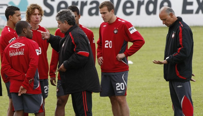 Parceria de Moraci (à direita) com o técnico Geninho é um dos segredos do sucesso do Atlético nas últimas rodadas |