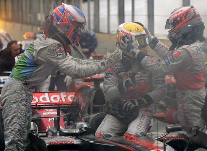 Ao terminar a corrida, como campeão da temporada, Hamilton foi saudado por Button e Kovalainen |