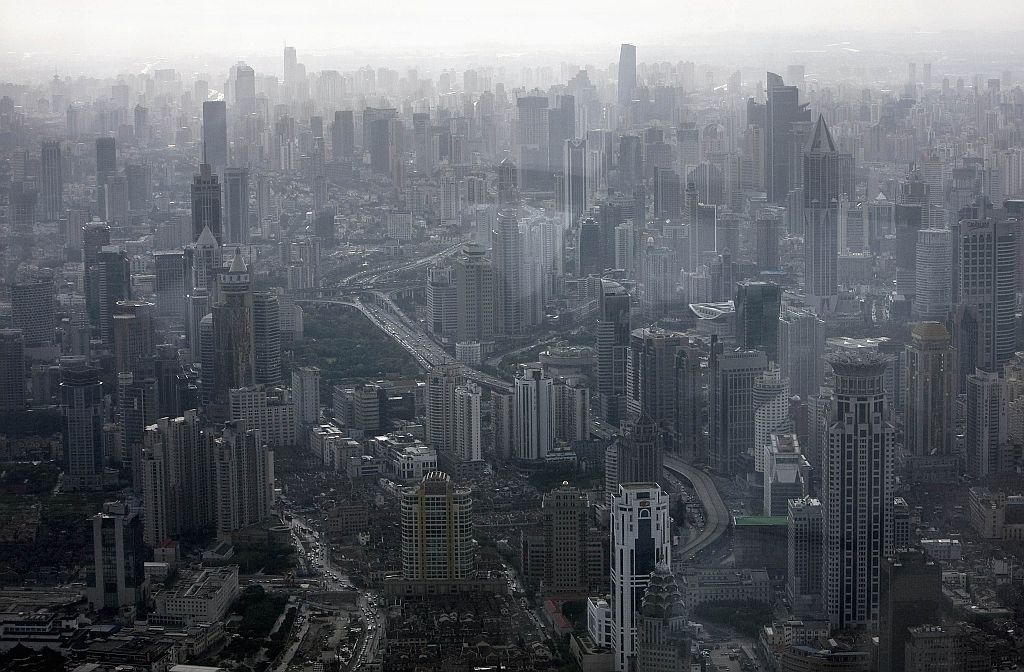 Vista geral mostra uma nuvem de fumaça na cidade de Shangai: grande centro financeiro global | Environment-Summit / Shnagai-Sinking / Reuters