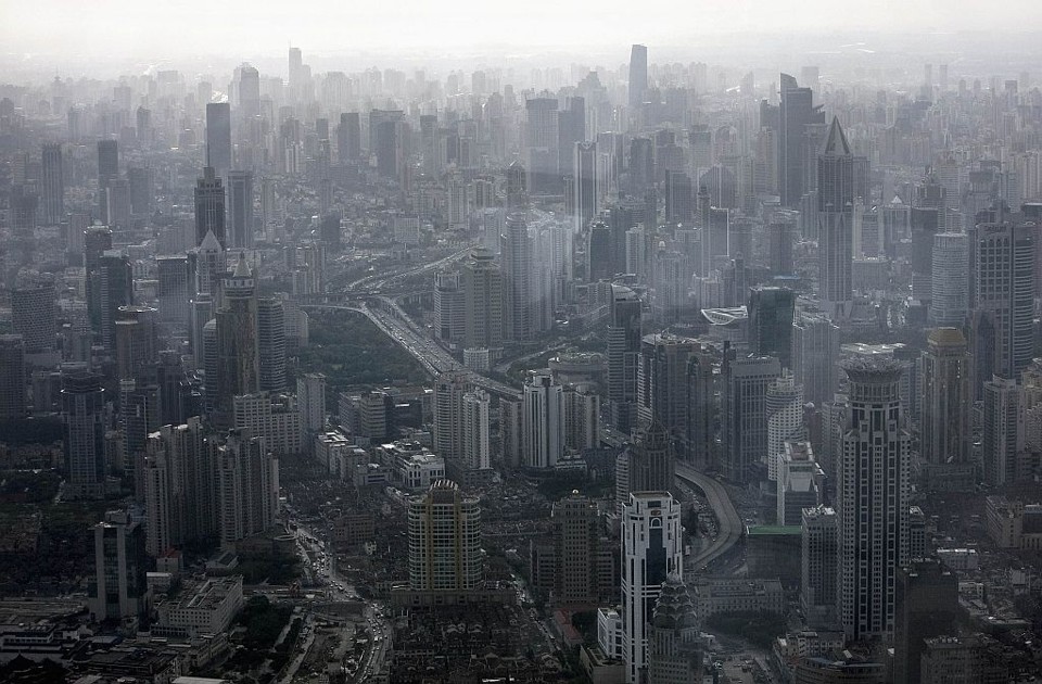 Vista geral mostra uma nuvem de fumaça na cidade de Shangai: grande centro financeiro global | Environment-Summit / Shnagai-Sinking / Reuters