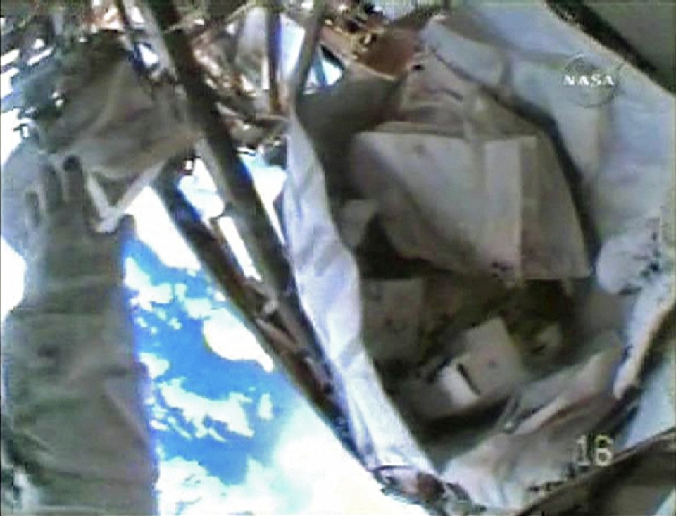 Astronauta americana se limpava da graxa quando deixou sua bolsa escapar | NASA TV / Reuters