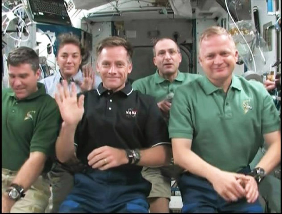 Astronautas Stephen Bowen, Heidemarie M. Stefanyshyn-Piper, Christopher Ferguson, Donald R. Pettit e Eric Boe durante conferência | Nasa TV
