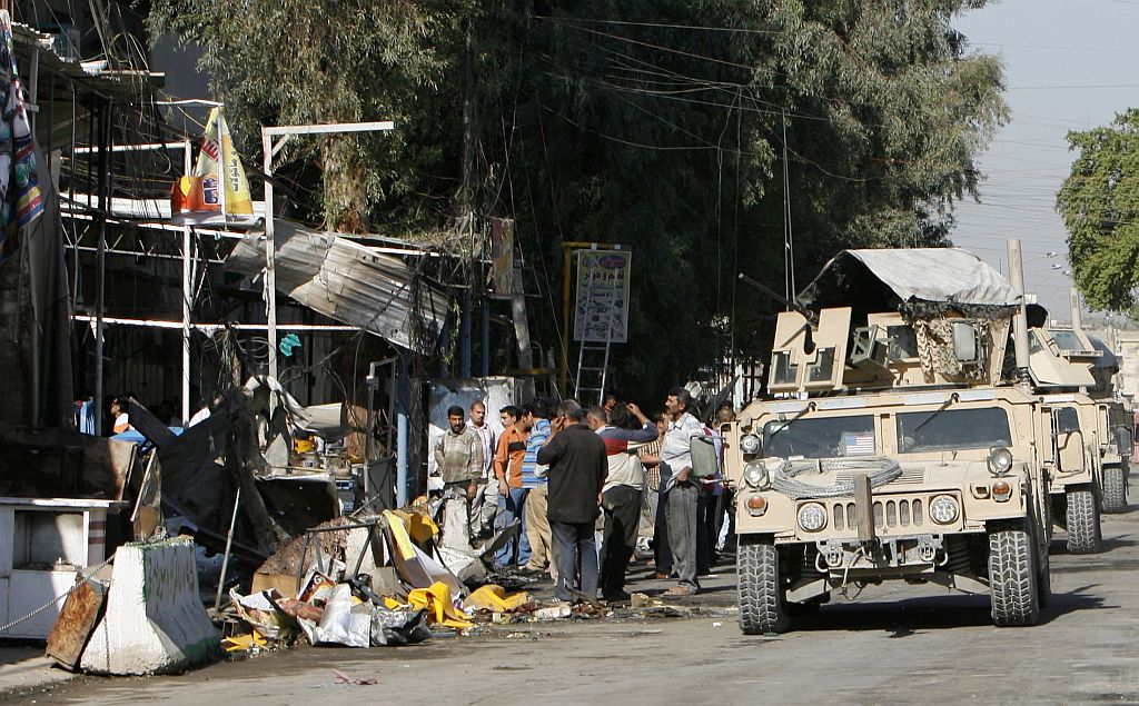 Um comboio de veículos armados chega ao cenário do ataque-bomba em Bagdá | Thaier al-Sudani / Reuters