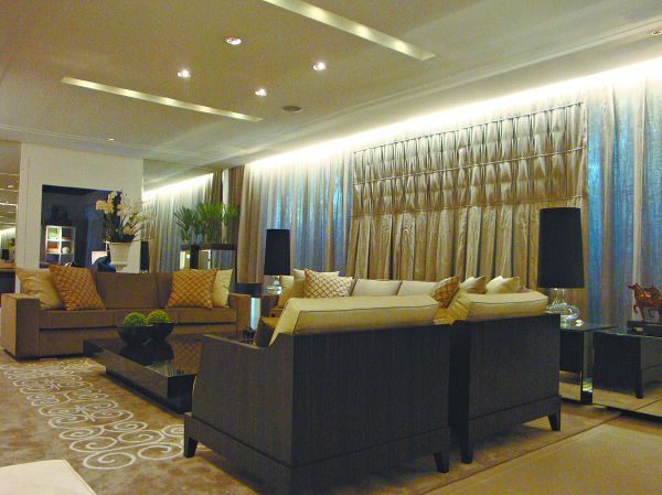 Transparências e pregas simples em projeto da arquiteta Elaine Zanon | Deborah Rocha/Divulgação