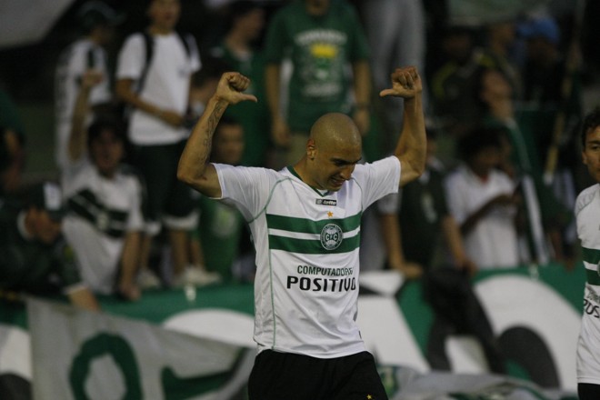 Arial Nahúelpan marcou o terceiro gol Coxa e fez a festa com a torcida |