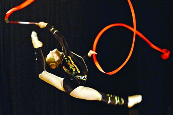 Graciosa, sadia e olímpica- A paranaense Nicole Müller, medalha de ouro do Pan-Rio, encantou em evoluções no MON. Com apoio da Sadia, 1.200 ginastas paranaenses fazem treinamento em Toledo e Cascavel, pensando na Olimpíada de Londres-2012. Lideradas por Pedrinho Furlan, 21 das graciosas e perseverantes ginastas mereceram almoço no Palácio das Araucárias |