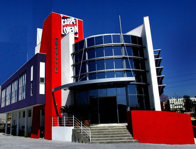 Para completar o visual contemporâneo desta fachada. Fiuza optou por marquise de chapa de alumínio | 