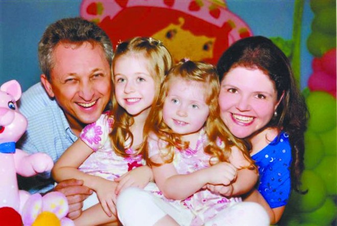 Parabéns para Camila- As lindas irmãs Camila e Natália, filhas de Daniele e Carlos Socachewsky comemoraram seu aniversário no Buffet Imperial, em festa que transformou o espaço em um belíssimo Palácio Encantado, com o tema da Moranguinho. As aniversariantes são netas de Paulina e Miroslau Socachewsky e de Regina Lúcia de Plácido e Silva Chinasso | 