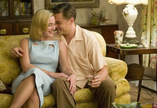 Winslet e DiCaprio em cena do filme Revolutionary Road |