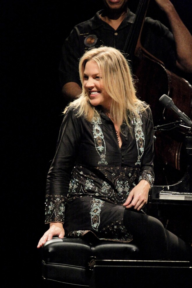 Diana Krall durante show em Curitiba nesta segunda-feira (3) |