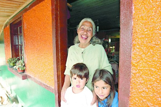 A cabocla Teresa Calixto, 76 anos, e dois de seus netos. Ela é a mulher mais velha do Calixto, uma das zonas mais antigas da colonização do Umbará. Até pouco tempo, as ruas da vila, apelidada de Cambau, não tinham nem nome. Hoje, homenageiam os pioneiros da região | 